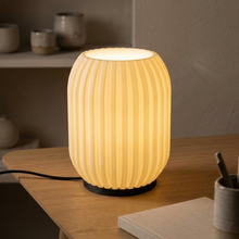 Luminária Colmeia Branca, luminária impressa em 3D da Éttore Decor, acesa num ambiente à noite | slide: 5