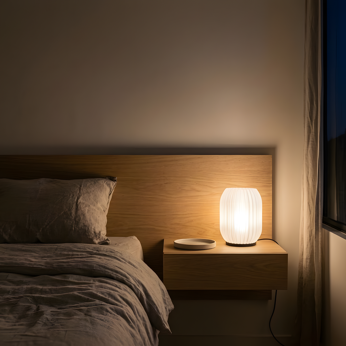 Luminária Colmeia Translúcida, luminária impressa em 3D da Éttore Decor, à noite, como única luz