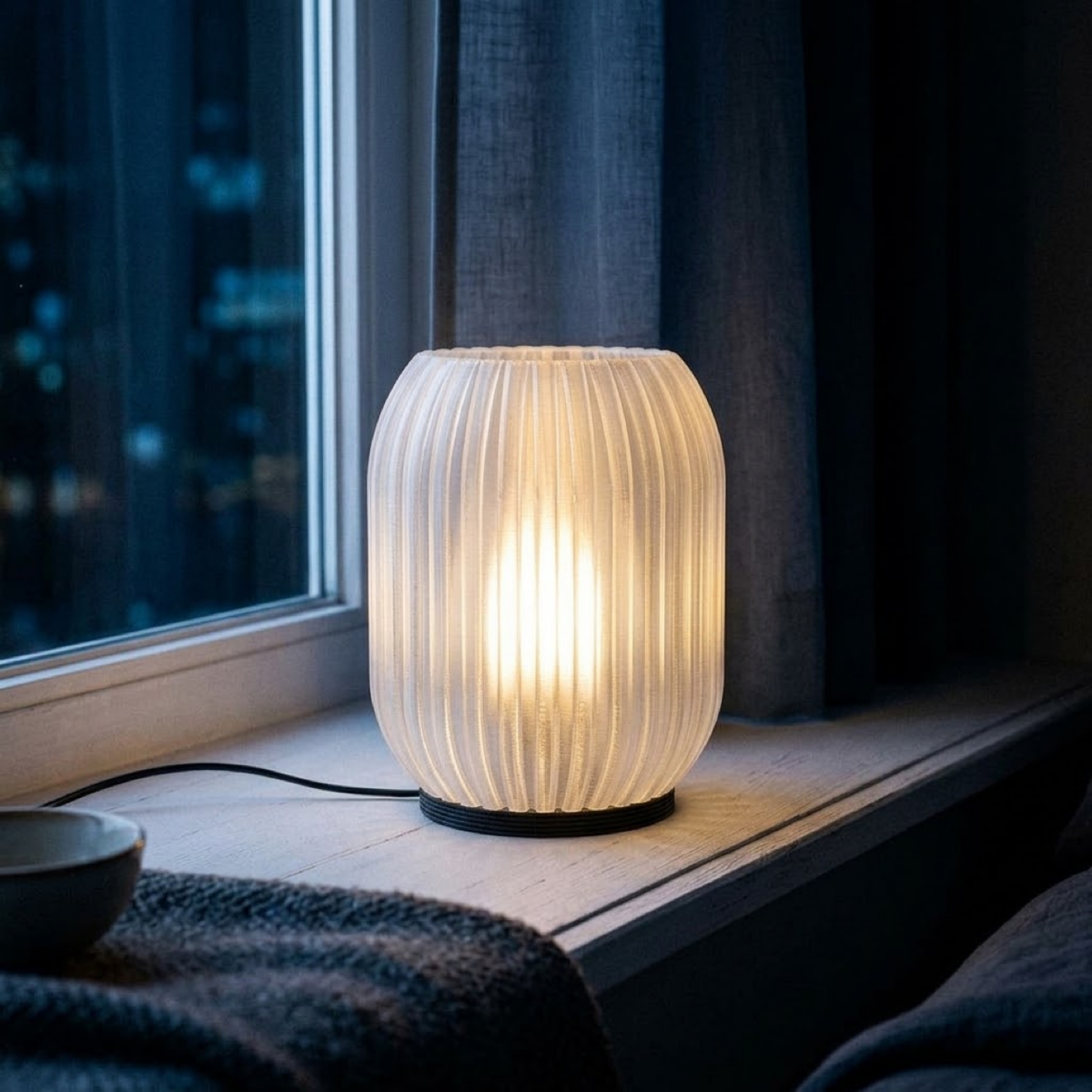 Luminária Colmeia Translúcida, luminária impressa em 3D da Éttore Decor, acesa num ambiente à noite