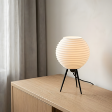 Luminária Tokyo, luminária impressa em 3D da Éttore Decor, acesa num ambiente