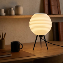 Luminária Tokyo, luminária impressa em 3D da Éttore Decor, acesa num ambiente à noite | slide: 3