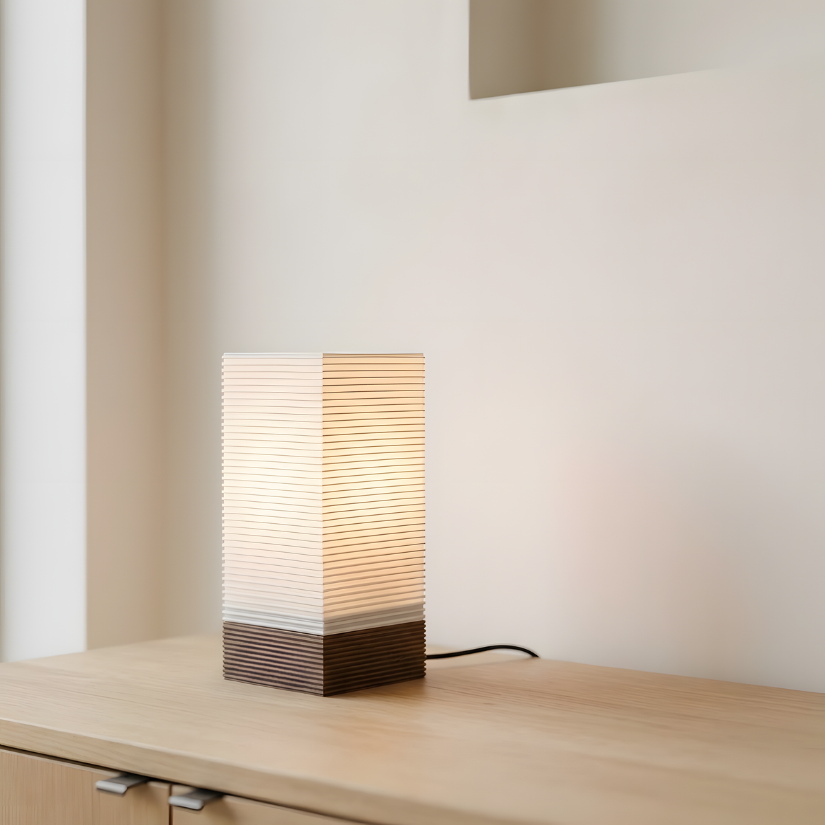 Luminária Torre Longa, luminária impressa em 3D da Éttore Decor, acesa num ambiente