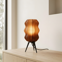 Luminária Velvet Marrom, luminária impressa em 3D da Éttore Decor, acesa num ambiente