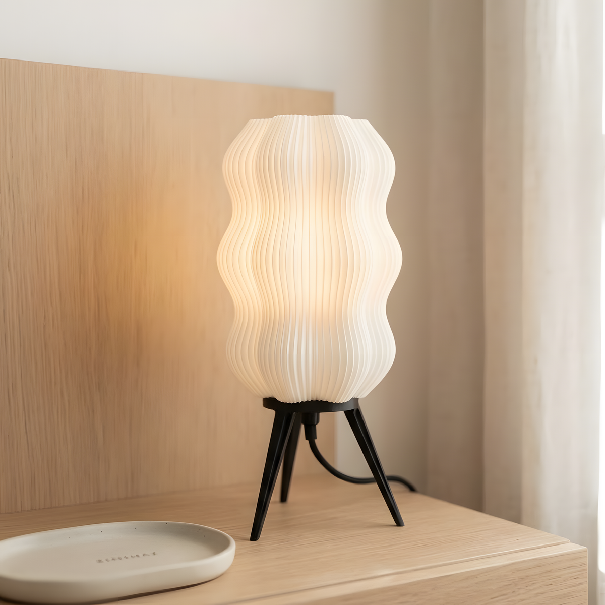 Luminária Velvet Branca, luminária impressa em 3D da Éttore Decor, acesa num ambiente