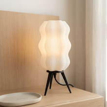 Luminária Velvet Branca, luminária impressa em 3D da Éttore Decor, acesa num ambiente