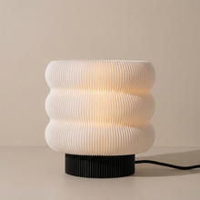 Luminária Argola Larga, luminária impressa em 3D da Éttore Decor, acesa em fundo neutro