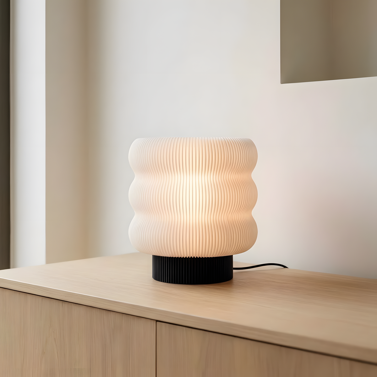 Luminária Argola Larga, luminária impressa em 3D da Éttore Decor, acesa num ambiente