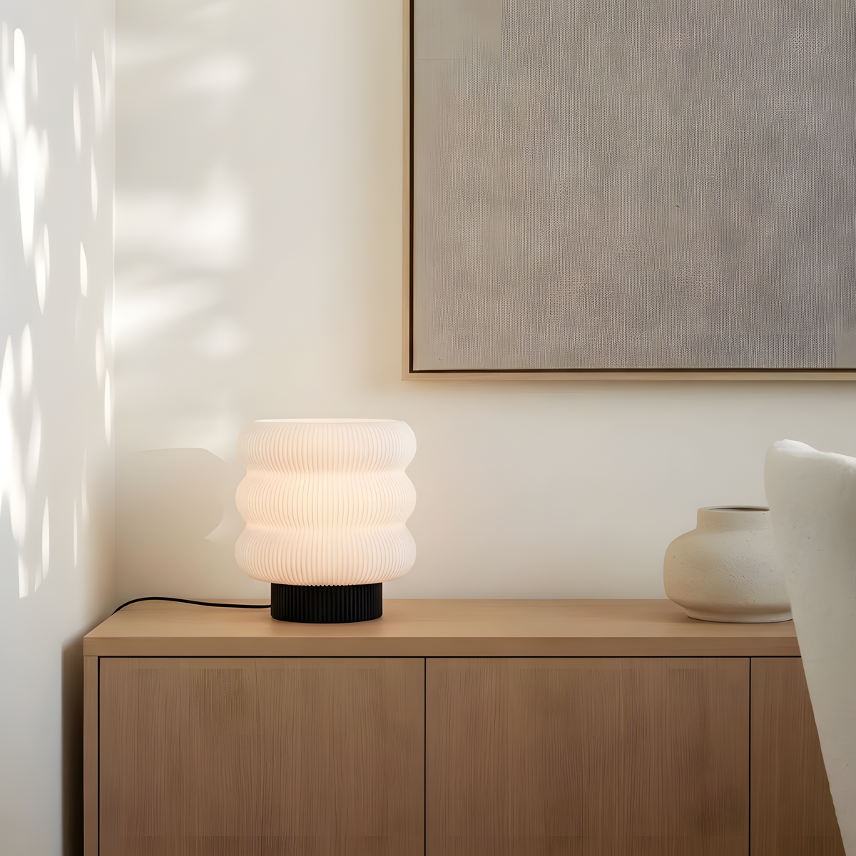 Luminária Argola Larga, luminária impressa em 3D da Éttore Decor, acesa, mais perto