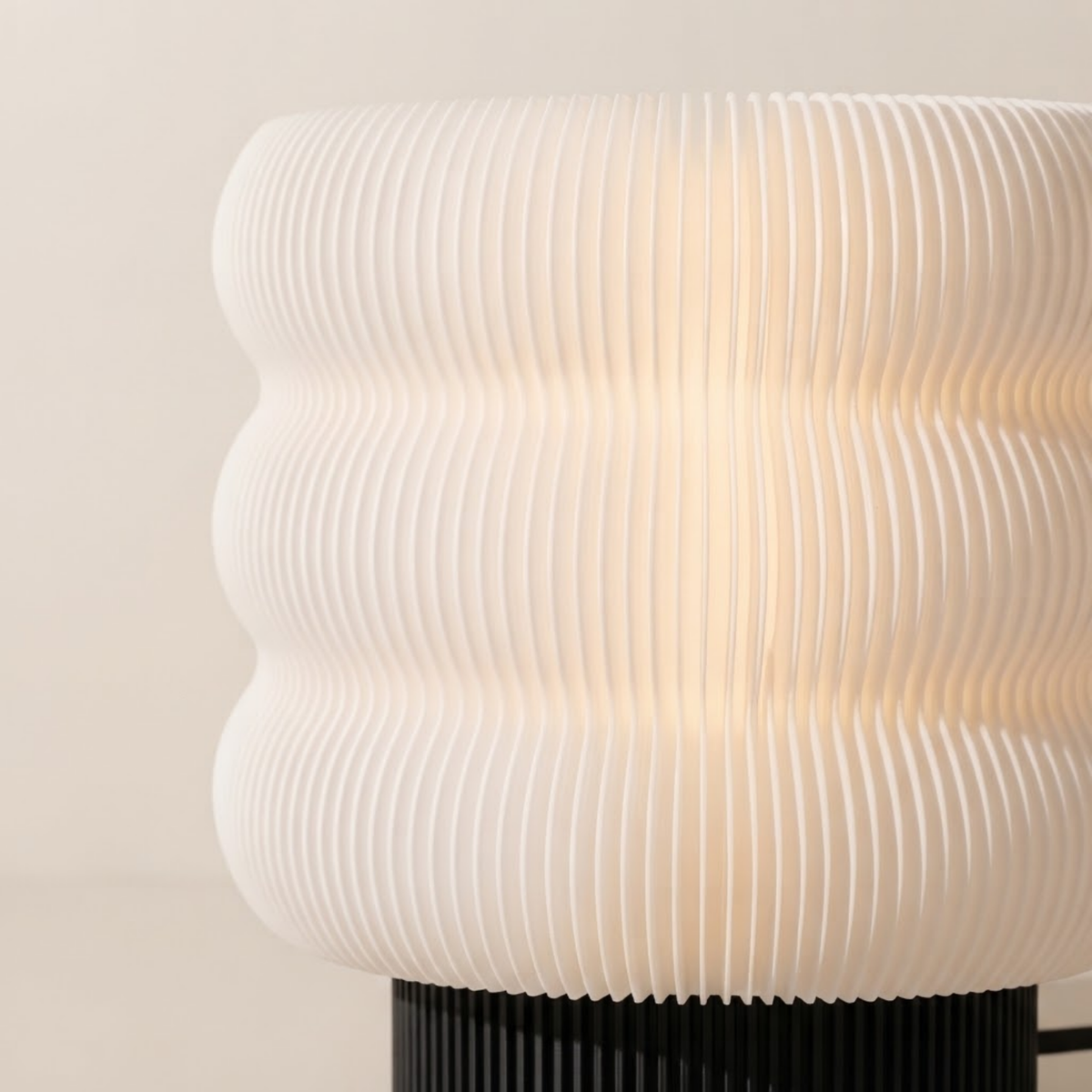 Luminária Argola Larga, luminária impressa em 3D da Éttore Decor, acesa, detalhe da textura