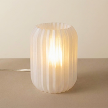 Luminária Aurora Translucida, luminária impressa em 3D da Éttore Decor, acesa em fundo neutro