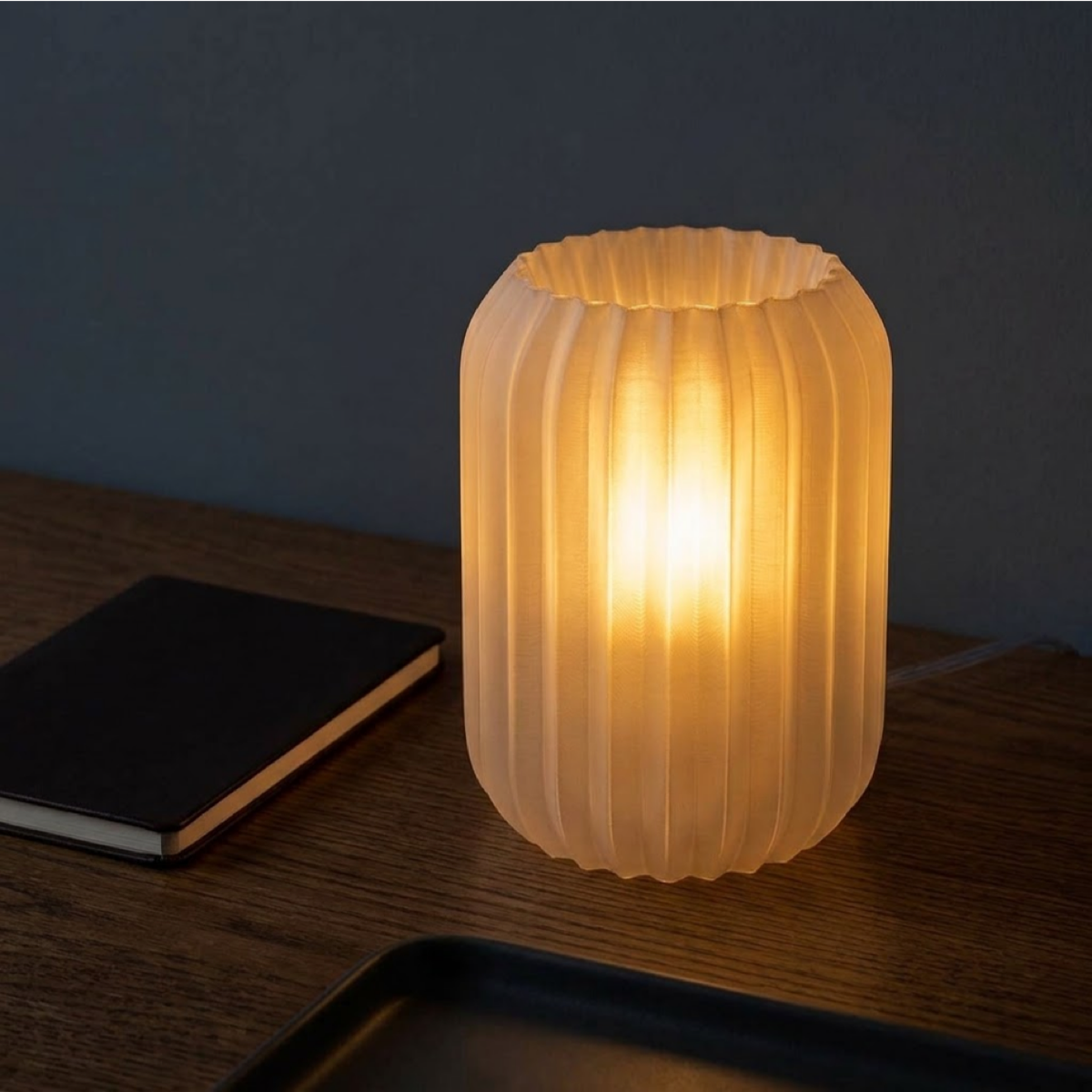 Luminária Aurora Translucida, luminária impressa em 3D da Éttore Decor, acesa num ambiente à noite