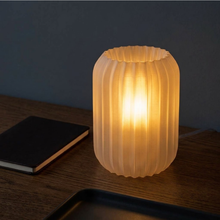 Luminária Aurora Translucida, luminária impressa em 3D da Éttore Decor, acesa num ambiente à noite