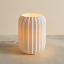 Luminária Aurora Branca, luminária impressa em 3D da Éttore Decor, acesa em fundo neutro