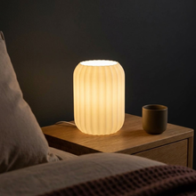 Luminária Aurora Branca, luminária impressa em 3D da Éttore Decor, acesa num ambiente à noite