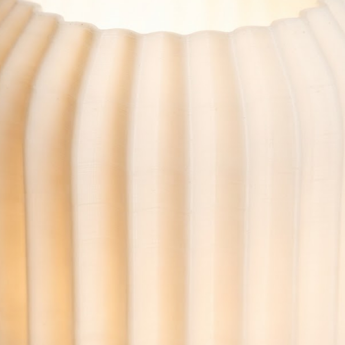 Luminária Aurora Branca, luminária impressa em 3D da Éttore Decor, acesa, detalhe da textura