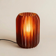 Luminária Aurora Marrom, luminária impressa em 3D da Éttore Decor, acesa em fundo neutro