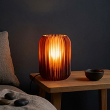 Luminária Aurora Marrom, luminária impressa em 3D da Éttore Decor, acesa num ambiente à noite