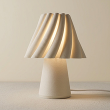 Luminária Bailarina, luminária impressa em 3D da Éttore Decor, acesa em fundo neutro