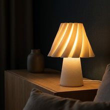 Luminária Bailarina, luminária impressa em 3D da Éttore Decor, acesa num ambiente à noite