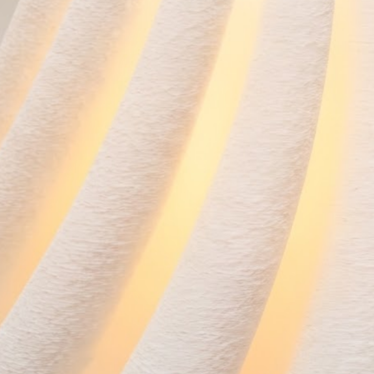 Luminária Bailarina, luminária impressa em 3D da Éttore Decor, acesa, detalhe da textura