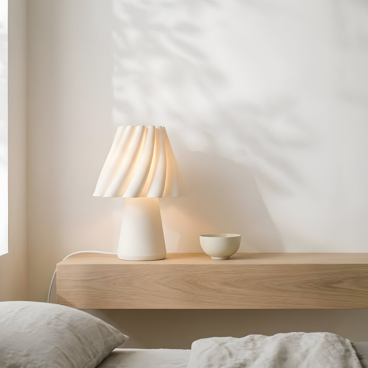 Luminária Bailarina, luminária impressa em 3D da Éttore Decor, acesa, mais perto