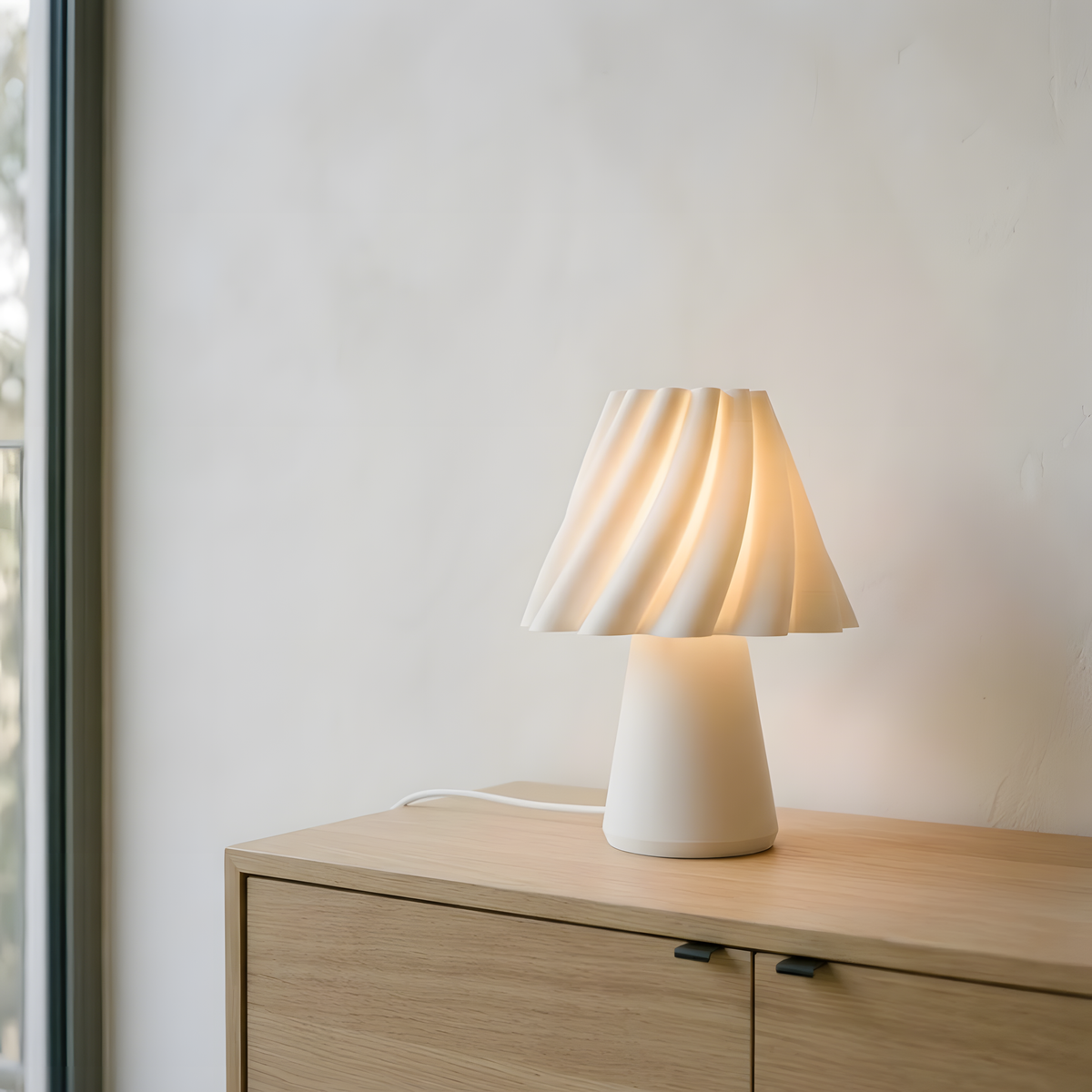 Luminária Bailarina, luminária impressa em 3D da Éttore Decor, acesa num ambiente