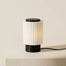 Luminária Candeeiro Baixo, luminária impressa em 3D da Éttore Decor, acesa em fundo neutro
