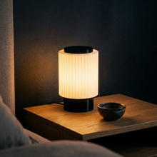 Luminária Candeeiro Baixo, luminária impressa em 3D da Éttore Decor, acesa num ambiente à noite