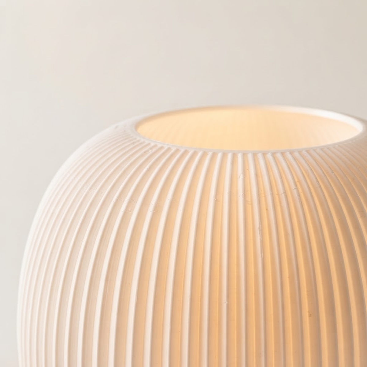 Luminária Cogumelo, luminária impressa em 3D da Éttore Decor, acesa, detalhe da textura
