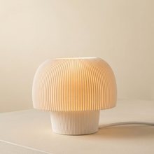 Luminária Cogumelo, luminária impressa em 3D da Éttore Decor, acesa em fundo neutro