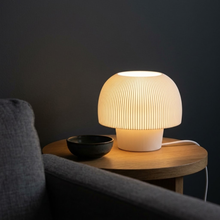 Luminária Cogumelo, luminária impressa em 3D da Éttore Decor, acesa num ambiente à noite