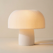 Luminária Cogumelo Grande, luminária impressa em 3D da Éttore Decor, acesa em fundo neutro
