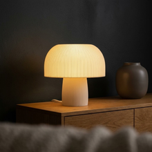 Luminária Cogumelo Grande, luminária impressa em 3D da Éttore Decor, acesa num ambiente à noite