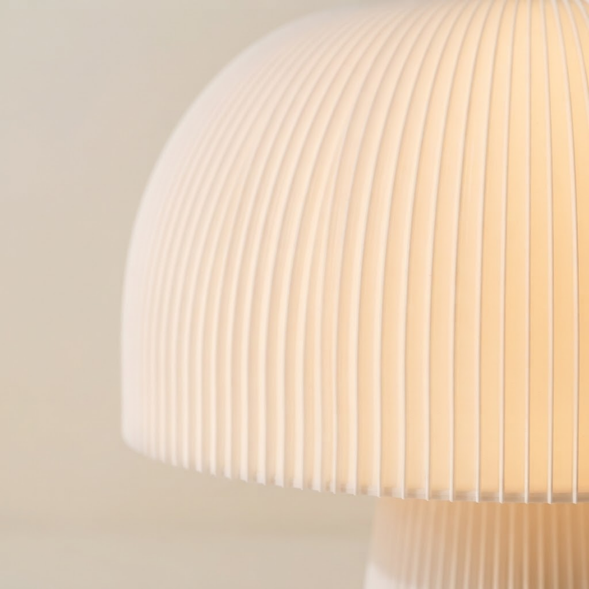 Luminária Cogumelo Grande, luminária impressa em 3D da Éttore Decor, acesa, detalhe da textura