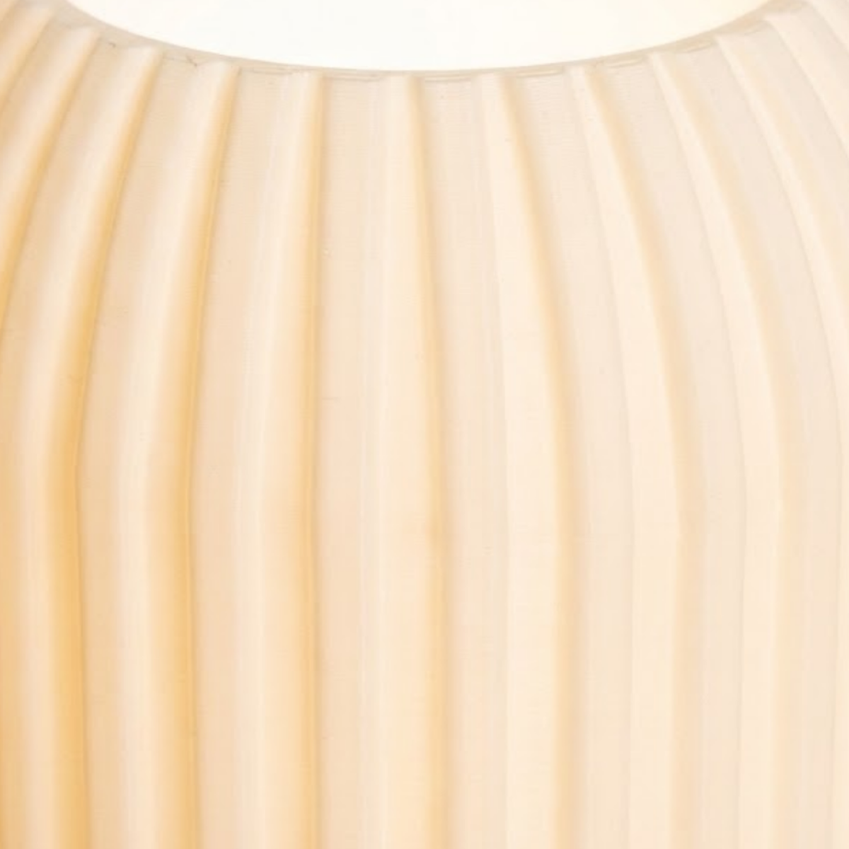 Luminária Colmeia Branca, luminária impressa em 3D da Éttore Decor, acesa, detalhe da textura