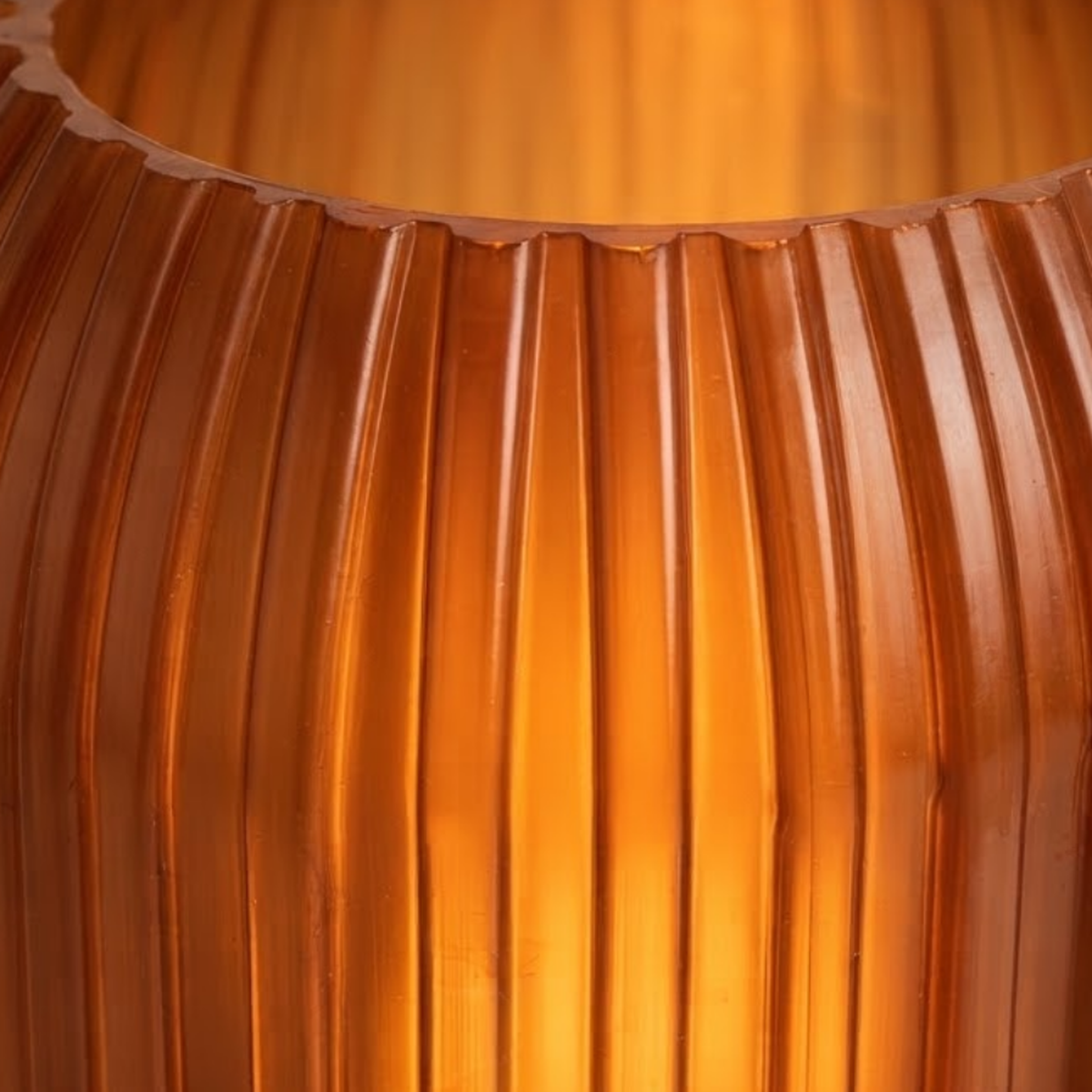 Luminária Colmeia Marrom, luminária impressa em 3D da Éttore Decor, acesa, detalhe da textura