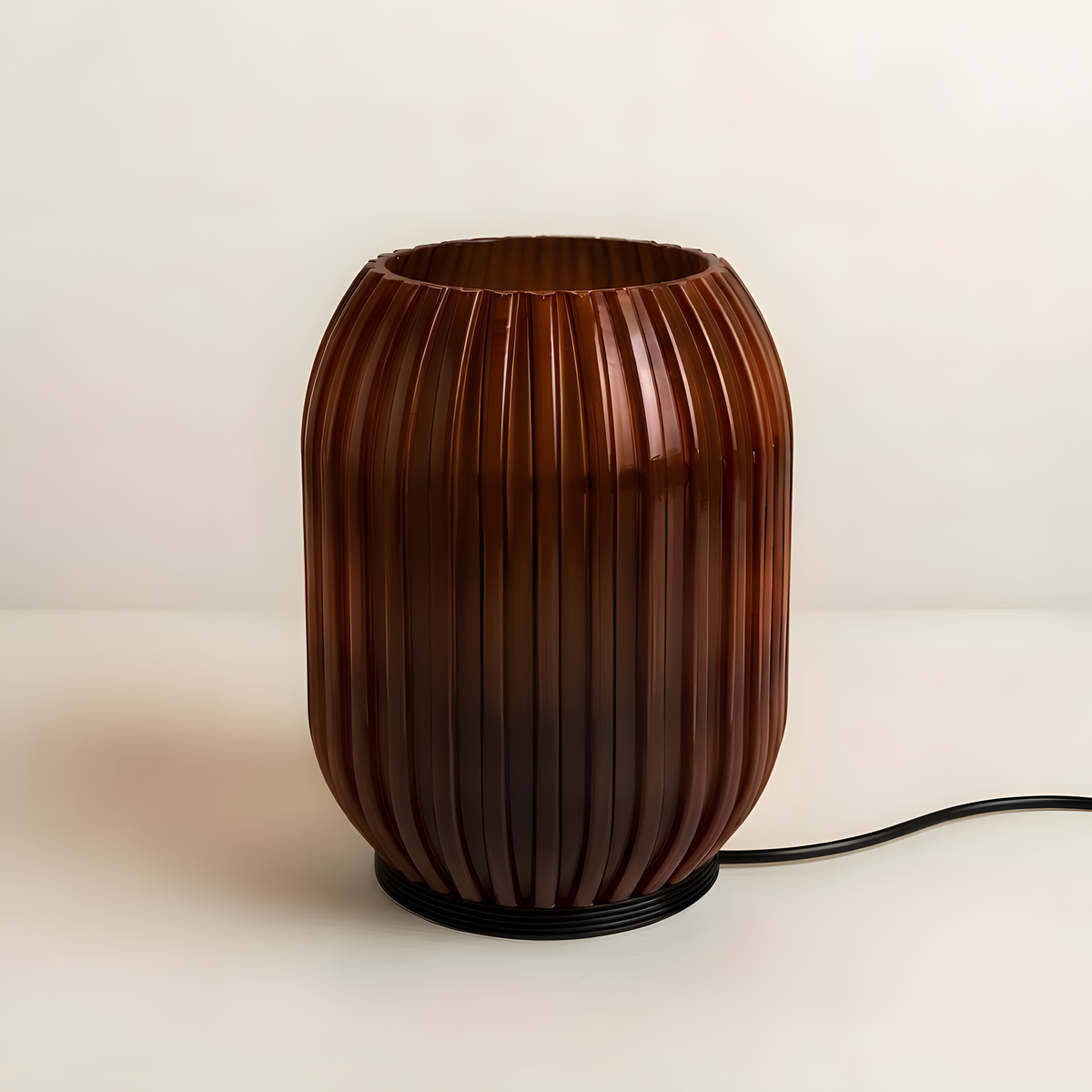 Luminária Colmeia Marrom, apagada em fundo neutro