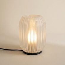 Luminária Colmeia Translúcida, luminária impressa em 3D da Éttore Decor, acesa em fundo neutro