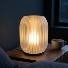 Luminária Colmeia Translúcida, luminária impressa em 3D da Éttore Decor, acesa num ambiente à noite