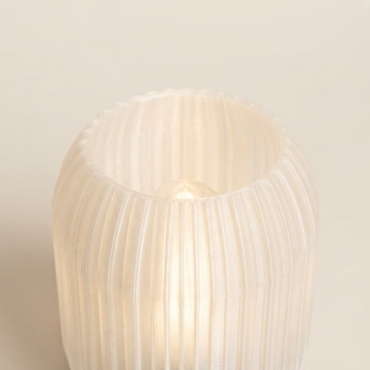 Luminária Colmeia Translúcida, luminária impressa em 3D da Éttore Decor, acesa, detalhe da textura