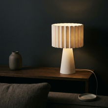 Luminária Florence, luminária impressa em 3D da Éttore Decor, acesa num ambiente à noite