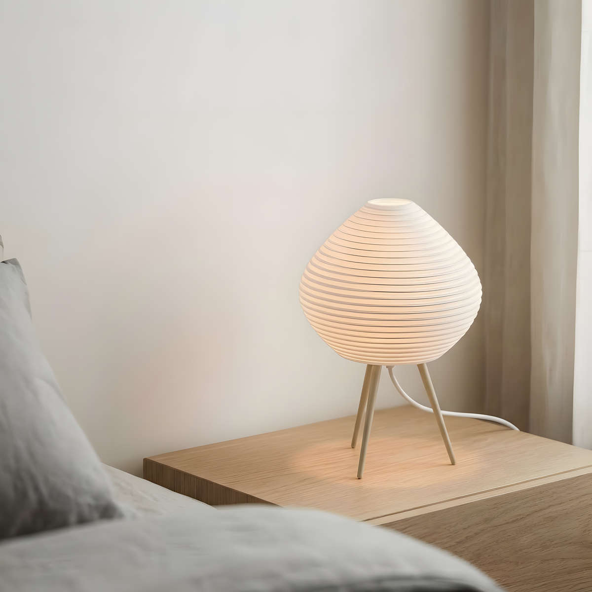 Luminária Nara com base bege, luminária impressa em 3D da Éttore Decor, acesa num ambiente