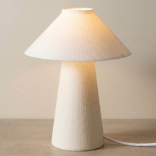 Luminária Ombrelone, luminária impressa em 3D da Éttore Decor, acesa em fundo neutro