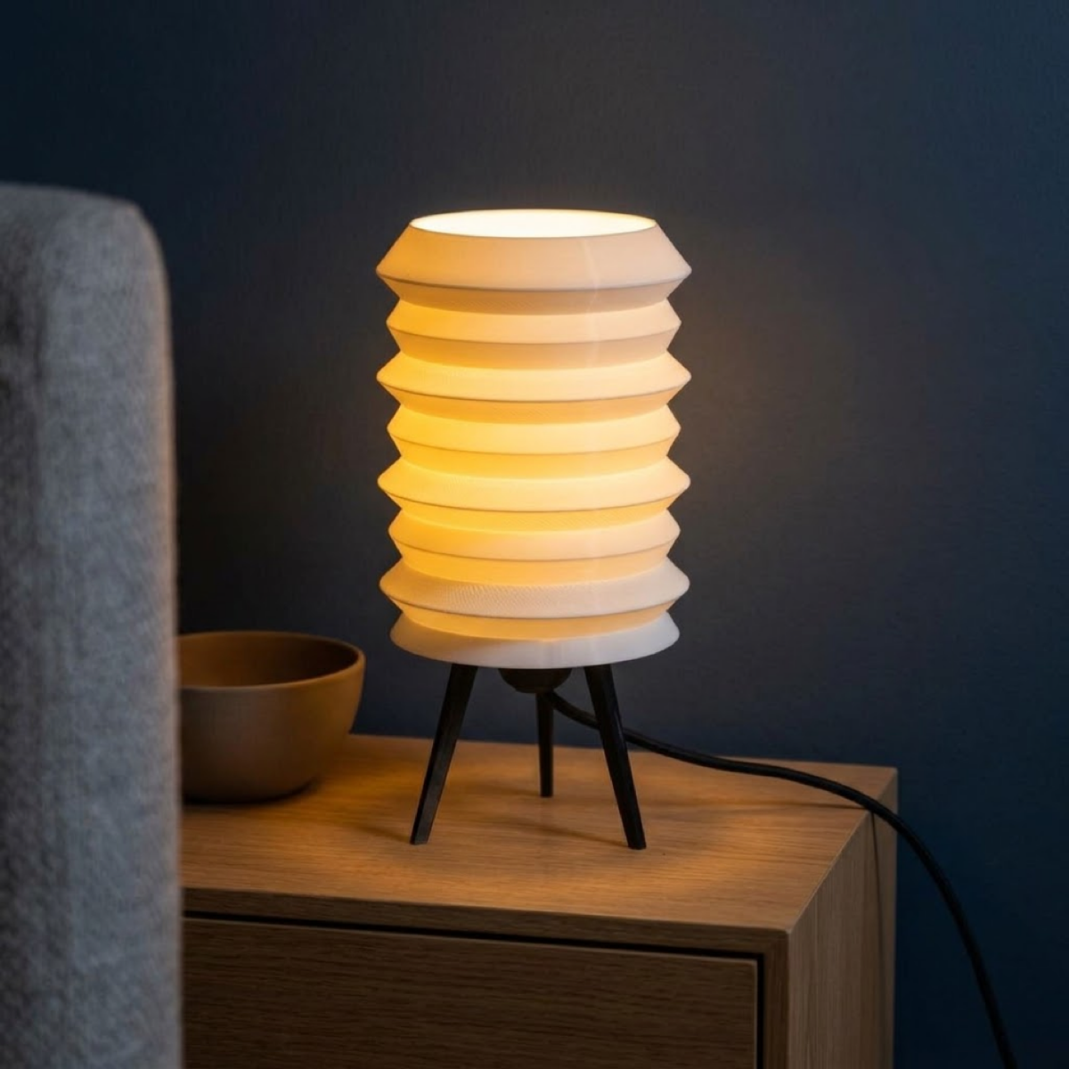 Luminária Kyoto, luminária impressa em 3D da Éttore Decor, acesa num ambiente à noite