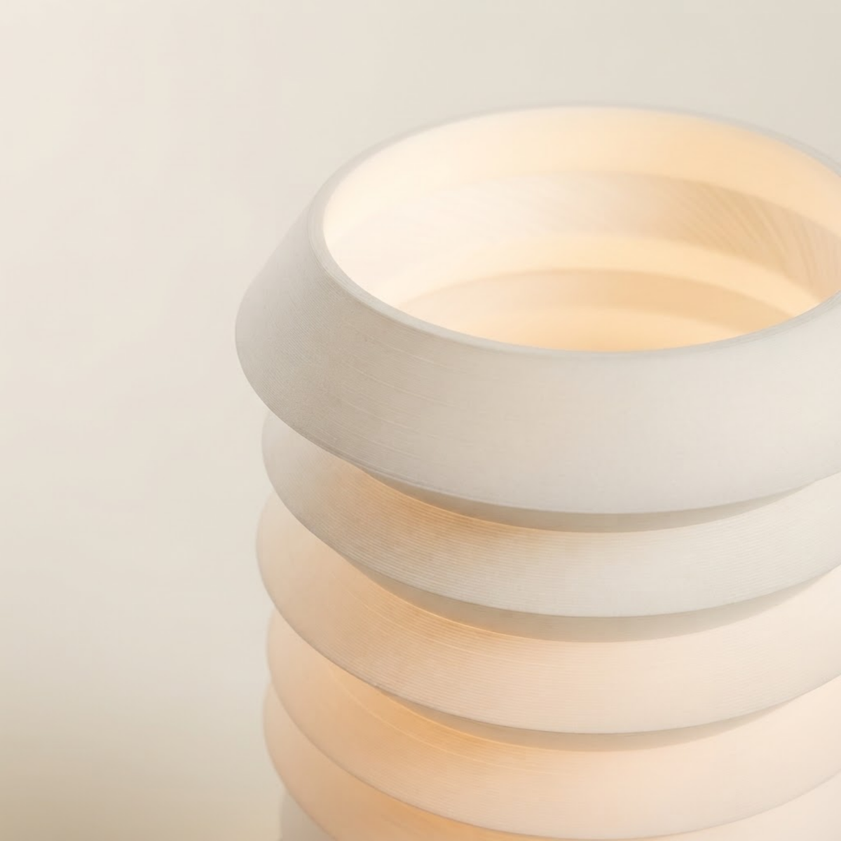 Luminária Kyoto, luminária impressa em 3D da Éttore Decor, acesa, detalhe da textura