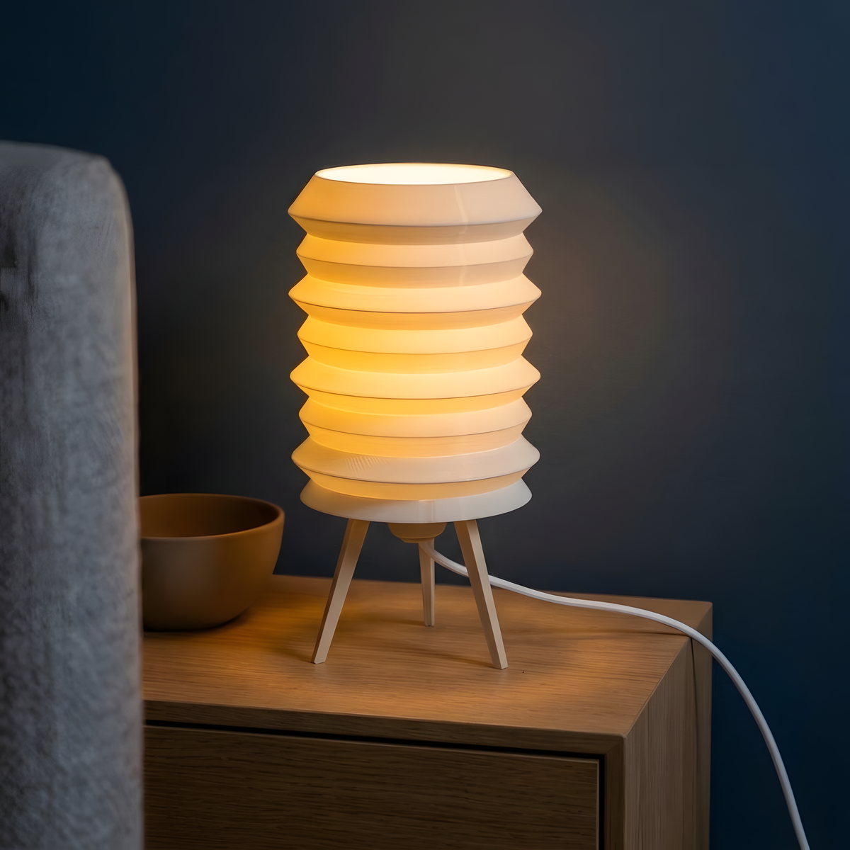 Luminária Kyoto com base bege, luminária impressa em 3D da Éttore Decor, acesa num ambiente à noite