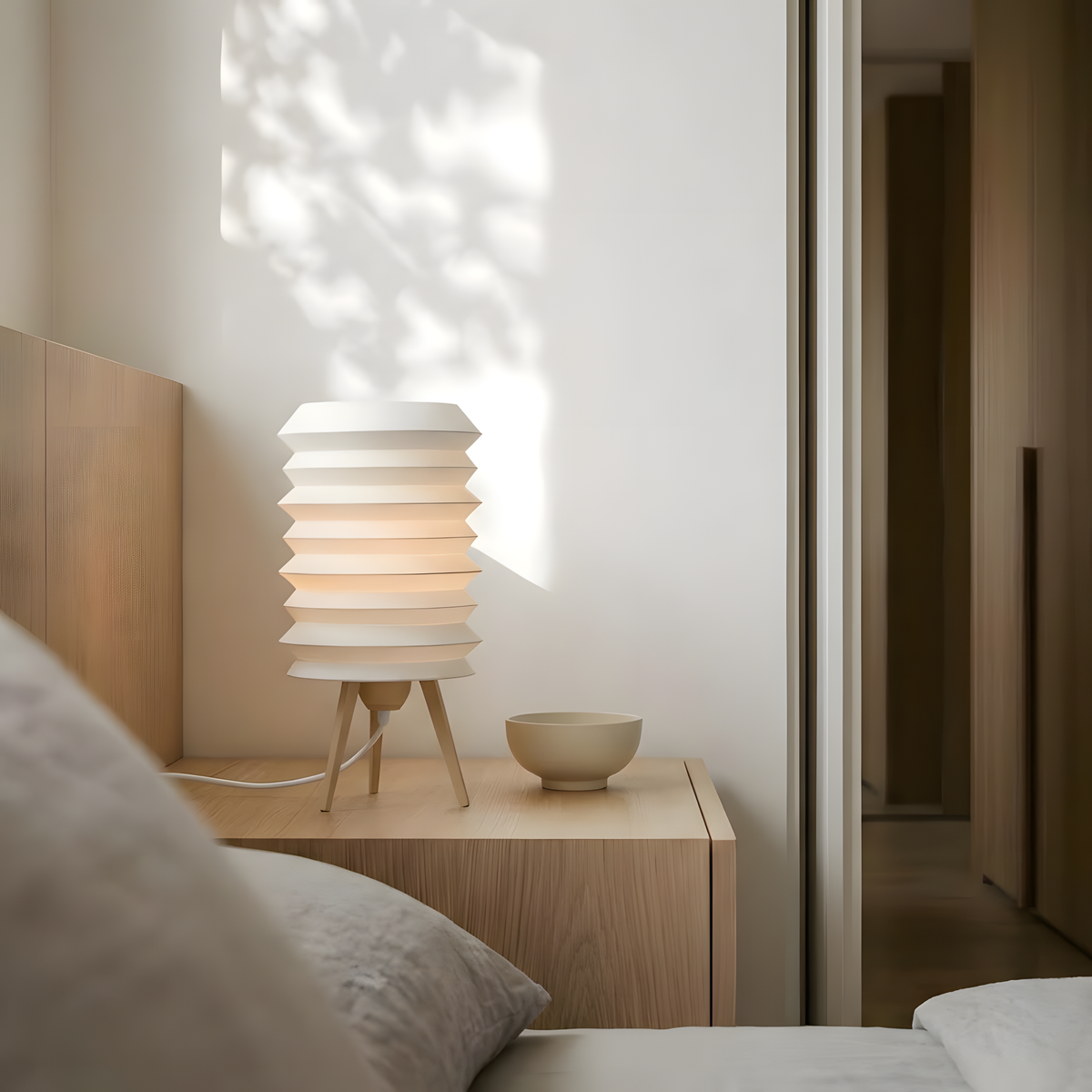 Luminária Kyoto com base bege, luminária impressa em 3D da Éttore Decor, acesa, mais perto