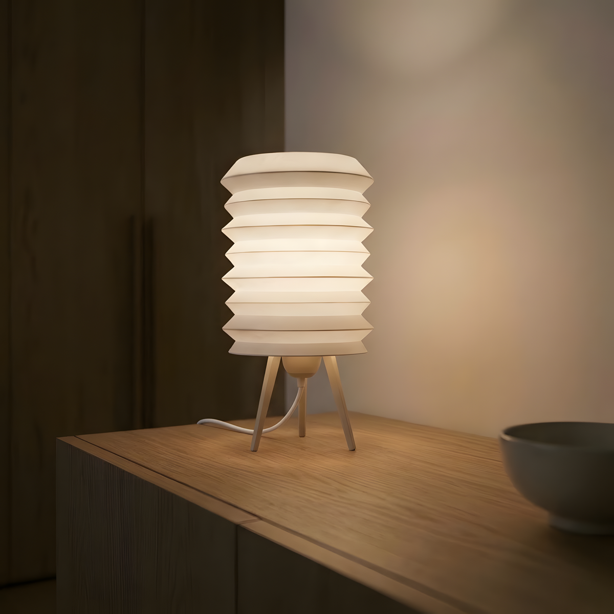 Luminária Kyoto com base bege, luminária impressa em 3D da Éttore Decor, acesa, still life