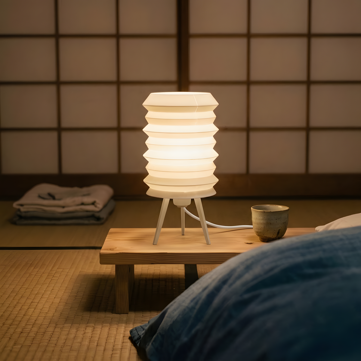 Luminária Kyoto com base bege, luminária impressa em 3D da Éttore Decor, acesa num ambiente à noite
