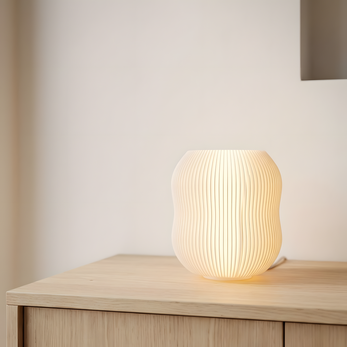 Luminária Boluda, luminária impressa em 3D da Éttore Decor, acesa num ambiente